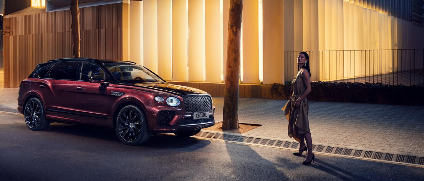 Bentayga EWB Mulliner 25MY Static Location Image RGB 1920x823 contact hp tile 2.jpg